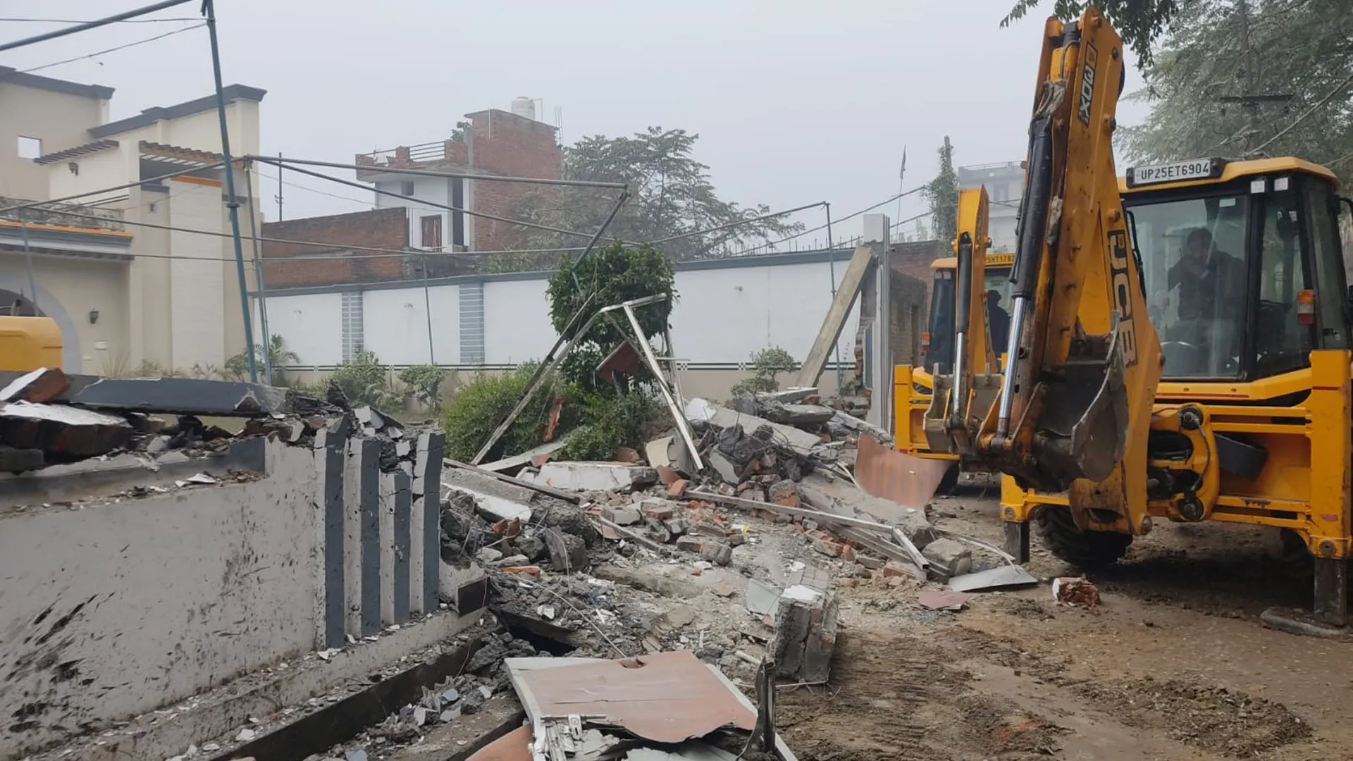 Bareilly: मौलाना तौकीर के करीबी वाजिद बेग के बरातघर पर चला BDA का बुलडोजर