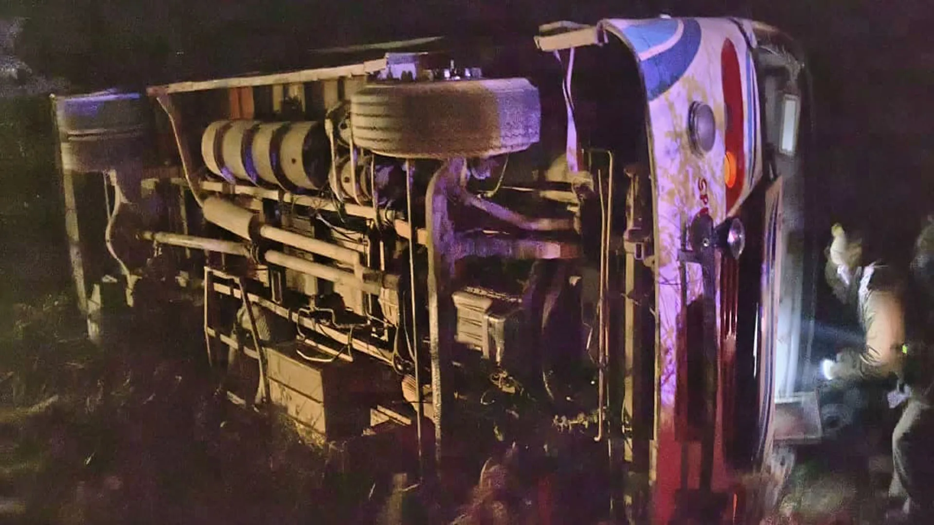 लखीमपुर खीरी: बहराइच से मनौना धाम जा रही बस पलटी, 37 तीर्थयात्री घायल