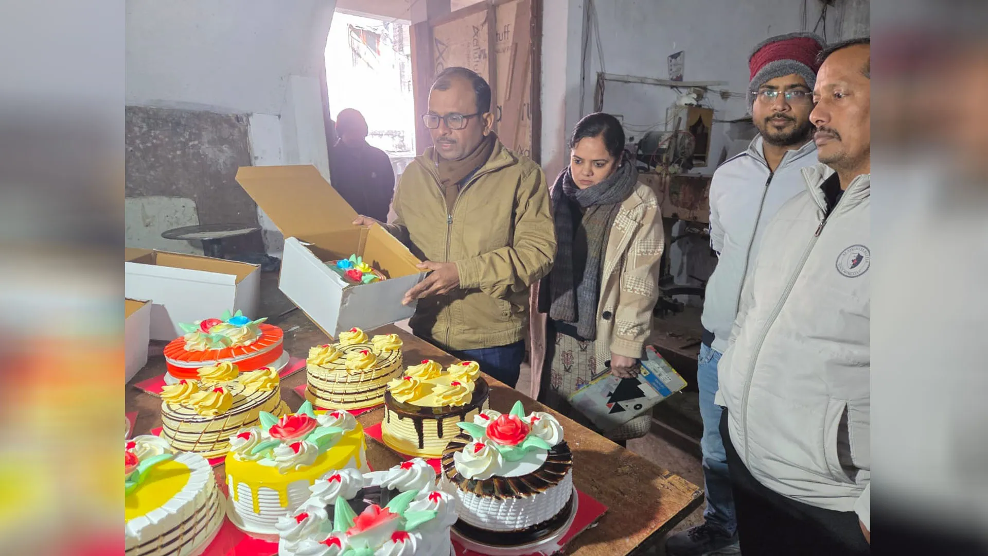 UP: क्रिसमस से पहले मिलावटखोरी पर नकेल, FSDA की टीम ने लिए दो नमूने