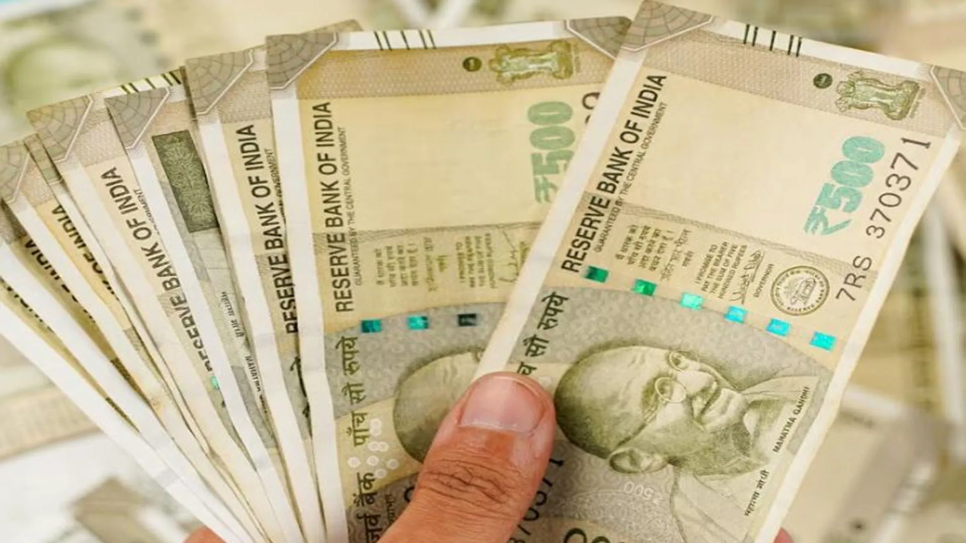 Bareilly: कपड़ा शोरूम से स्टोर मैनेजर ने चुरा लिए 5.80 लाख...अब मालिक को दे रहा धमकी