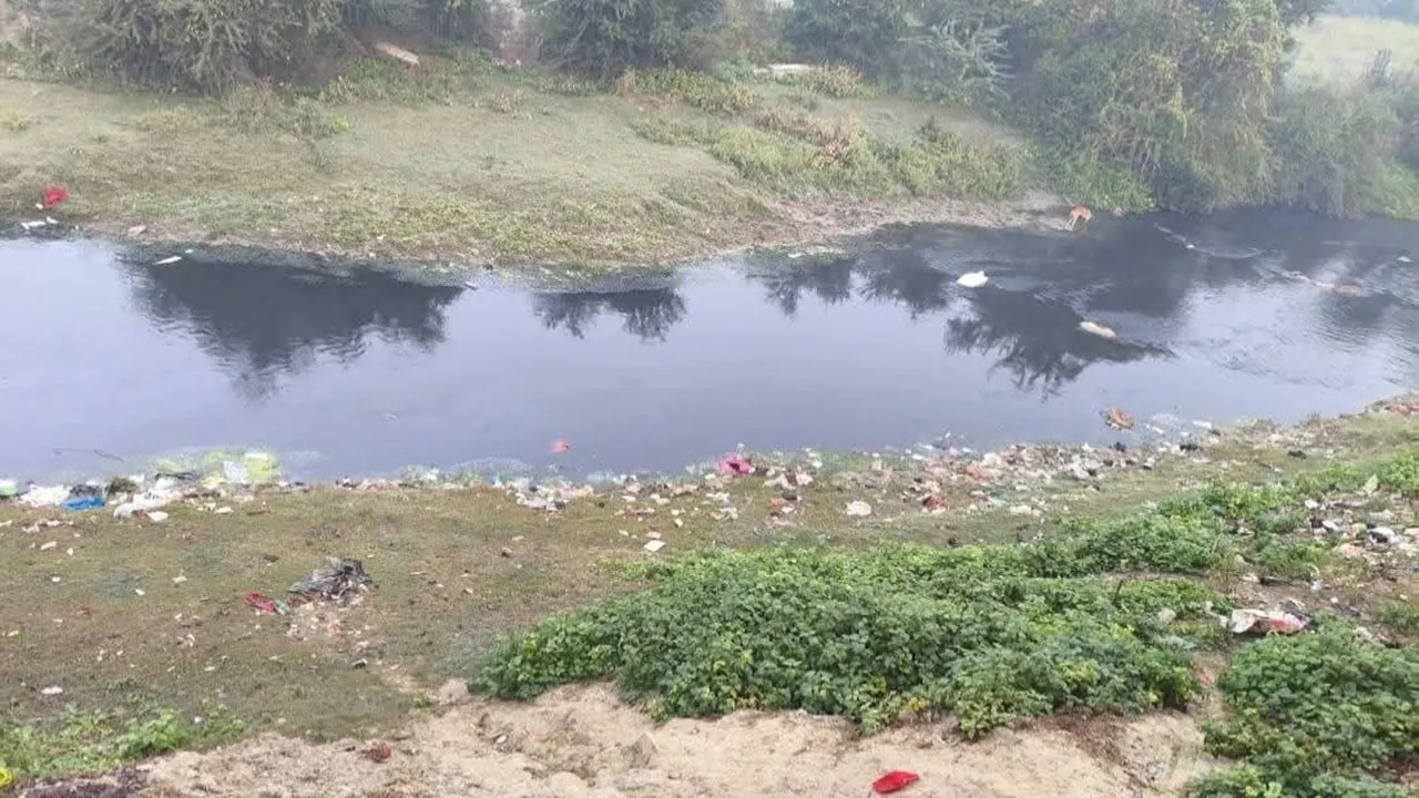 बाराबंकी : रेठ नदी में फैक्ट्री का गंदा पानी छोड़ने का आरोप, भाकियू हरपालगुट ने डीएम से की शिकायत