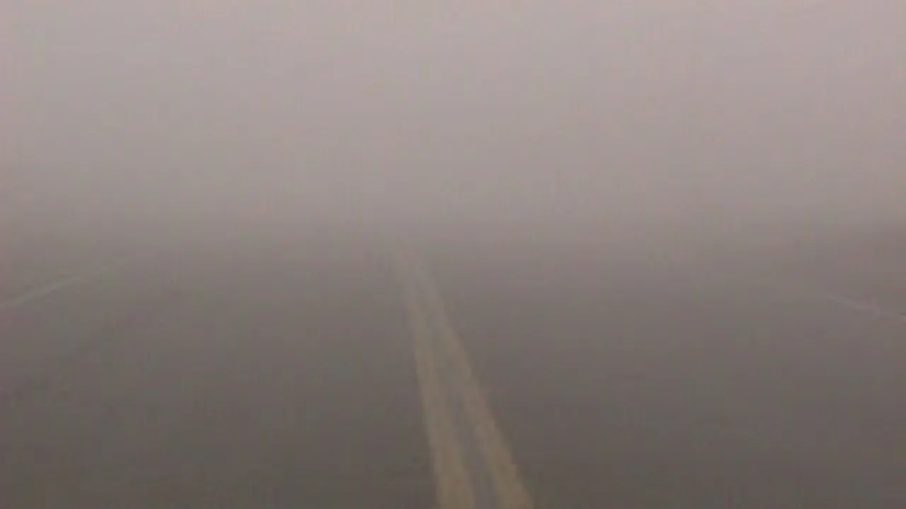 बाराबंकी : घने कोहरे से ठिठुरे आमजन, परिषदीय स्कूलों का समय बदलने और अलाव की बढ़ी मांग 