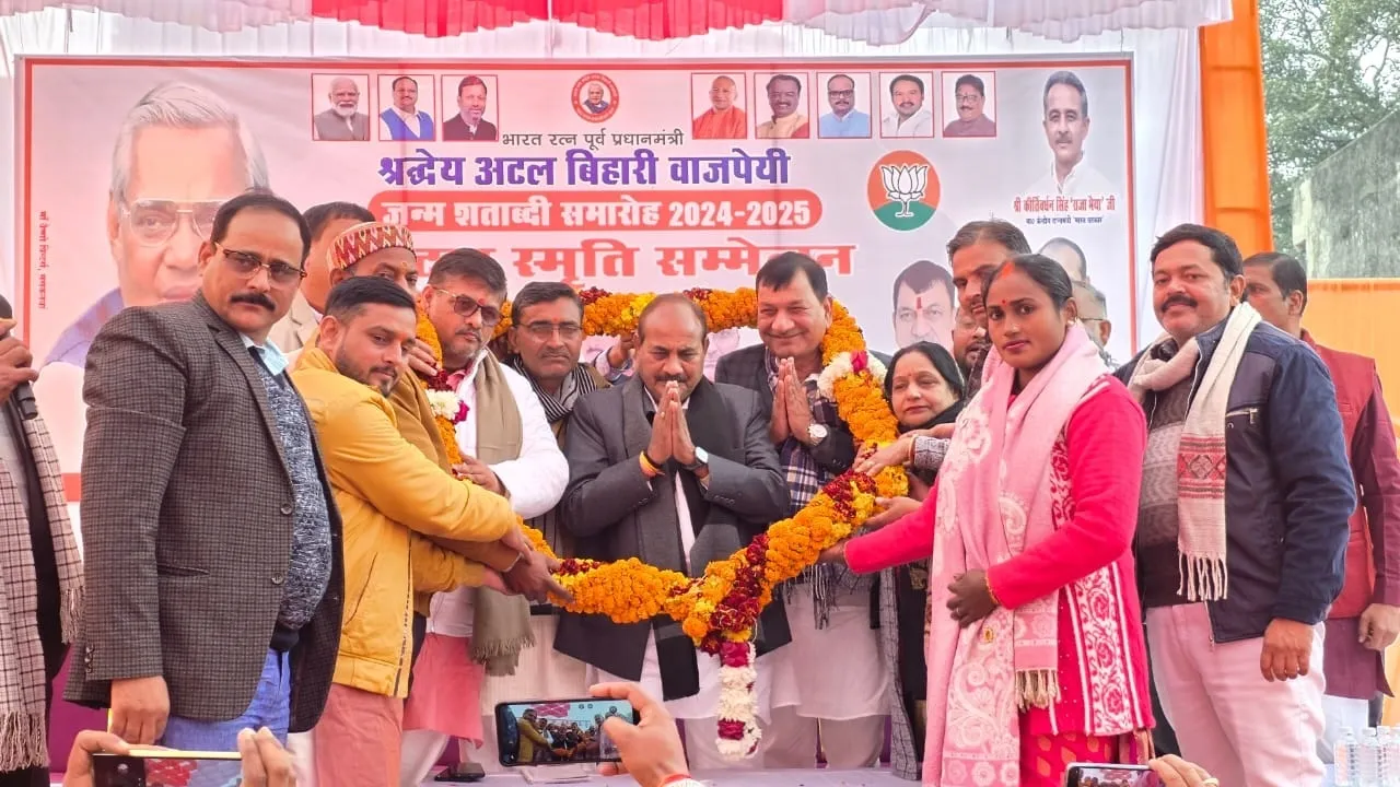 गोंडा में प्रभारी मंत्री दारा सिंह चौहान के सामने भावुक हुए मंडलीय अधिकारी, जानें क्या कहा...