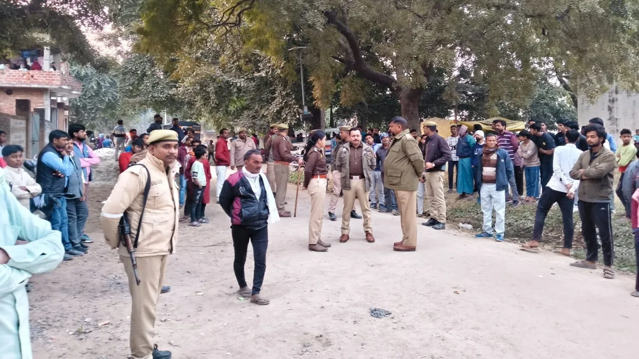 बाराबंकी : हत्या का आरोप लगा शव सड़क पर रखकर प्रदर्शन, एएसपी के समझाने पर माने परिजन