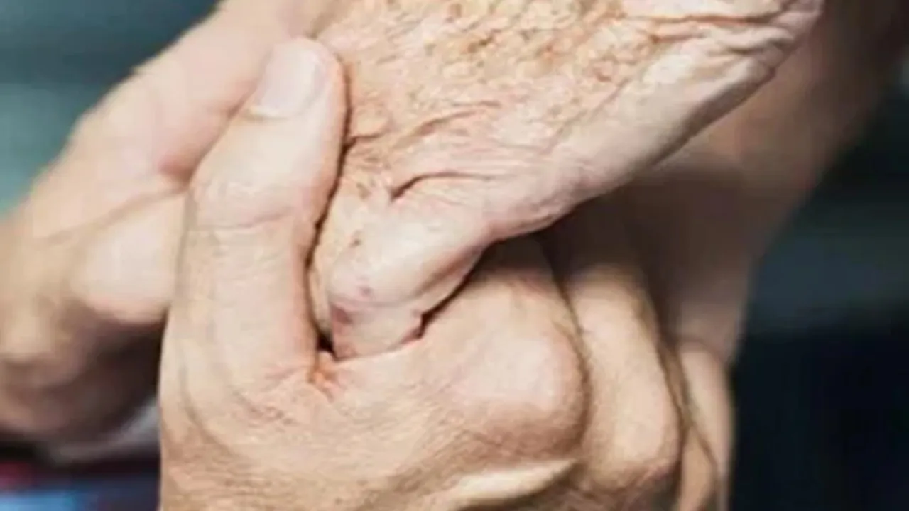 Kanpur : बेटे-बहू ने किया बेघर, डीएम ने बुर्जुग दंपति को आशियाना में भेजा वापस