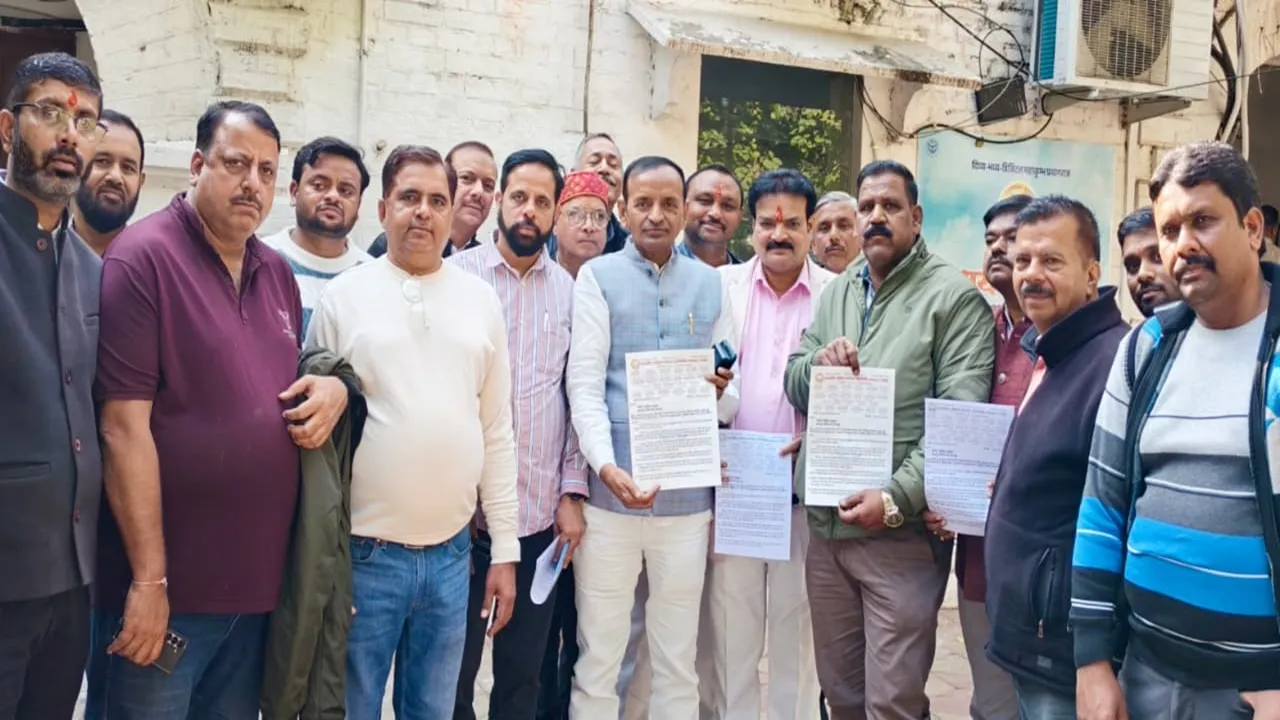 Kanpur : चोरियों का जल्द पुलिस करेगी खुलासा, व्यापारियों ने पुलिस आयुक्त को दिया ज्ञापन, मिला आश्वासन  