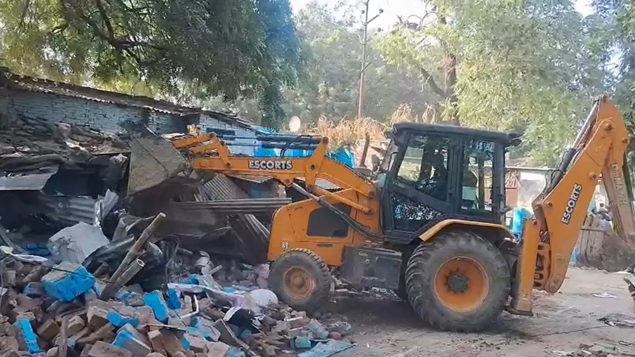 कानपुर : बीएस पार्क में कब्जों पर चला बुलडोजर, सड़क पर आई गृहस्थी