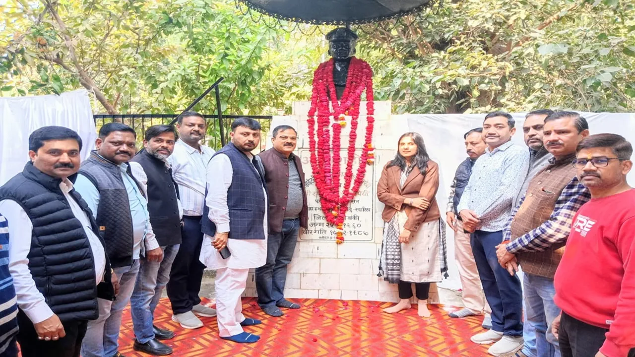 बाराबंकी : फ्लाइट लेफ्टिनेंट शंकर दयाल को दी गई श्रद्धांजलि, मेधावी छात्रों और समाजसेवकों को किया गया सम्मानित