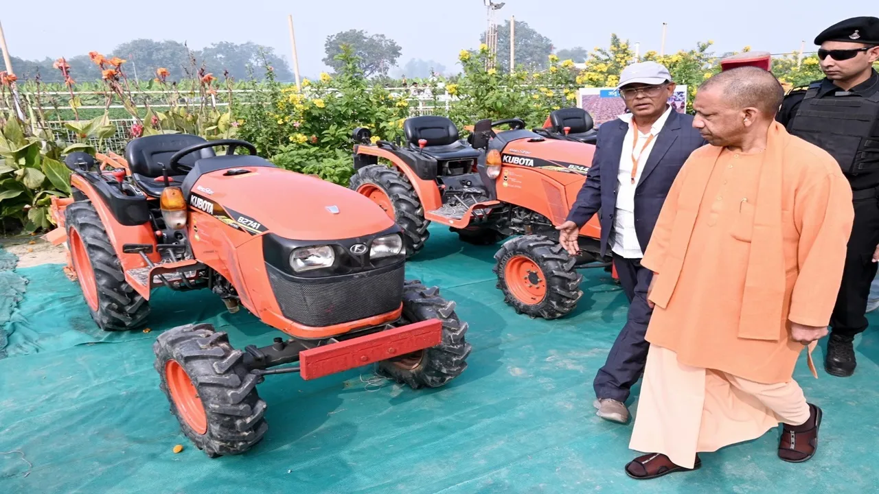 1988 में बैलों से हल चलाकर शुरू की खेती.. आज लगाते हैं सवा लाख का चश्मा, पद्मश्री किसान रामसरन ने सीएम योगी को सुनाए अपनी मेहनत के किस्से