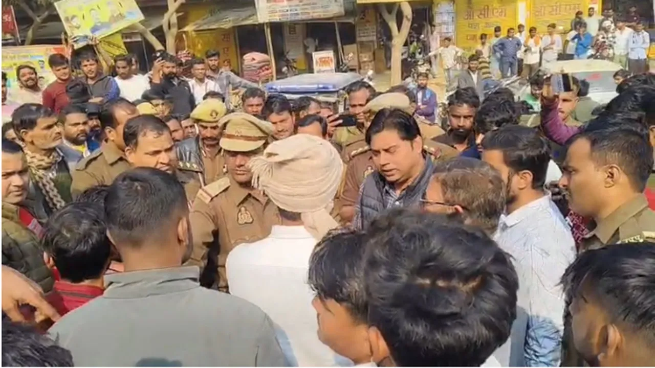 अमेठी मजदूर हत्याकांड : हत्यारों की गिरफ्तारी न होने पर रोड पर शव लगाया जाम, पुलिस से हुई नोक-झोंक