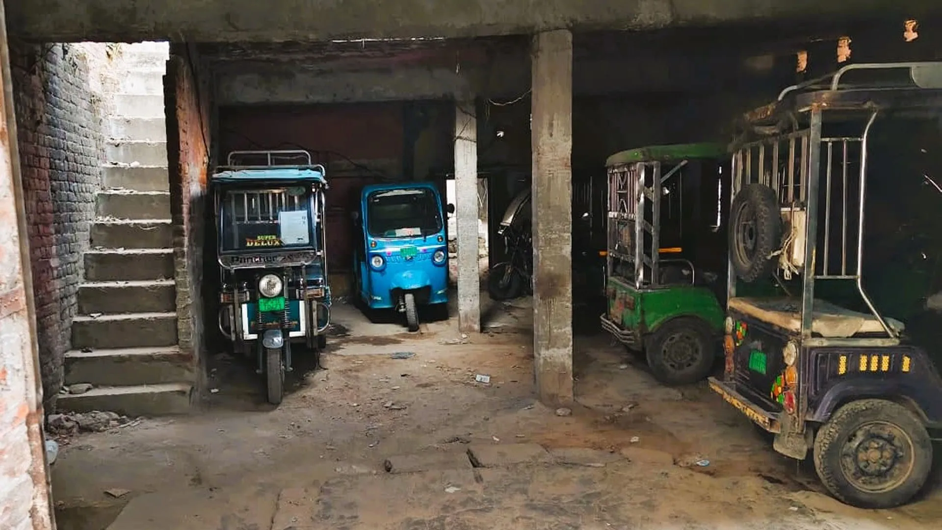 Moradabad: जिले में फल-फूल रहा ई-रिक्शा चार्जिंग का अवैध धंधा, कनेक्शन दो किलोवाट मगर चार्जिंग 24 घंटे 