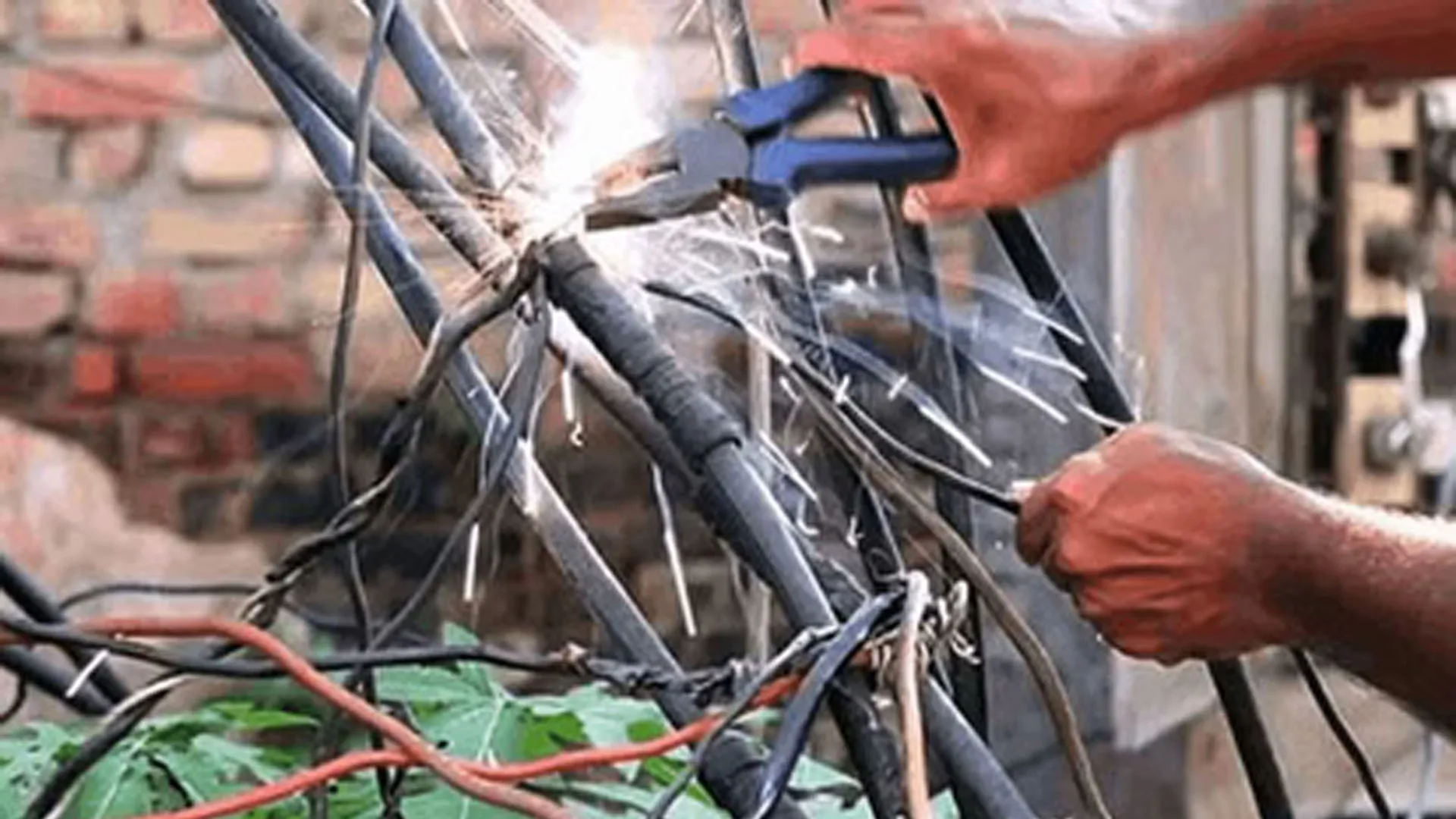 बिजली चोरी : सपा पार्षद सहित पांच से 1.28 करोड़ की वसूली की तैयारी