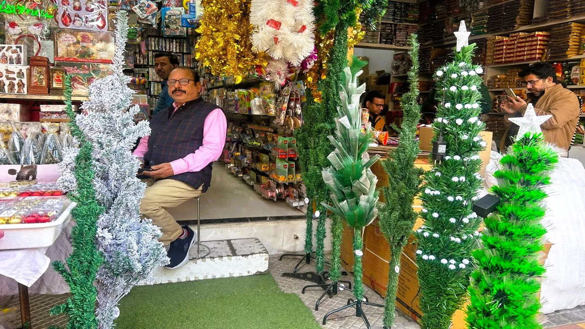 Moradabad: क्रिसमस के लिए सजे बाजार में रौनक, खरीदारी और बुकिंग में तेजी