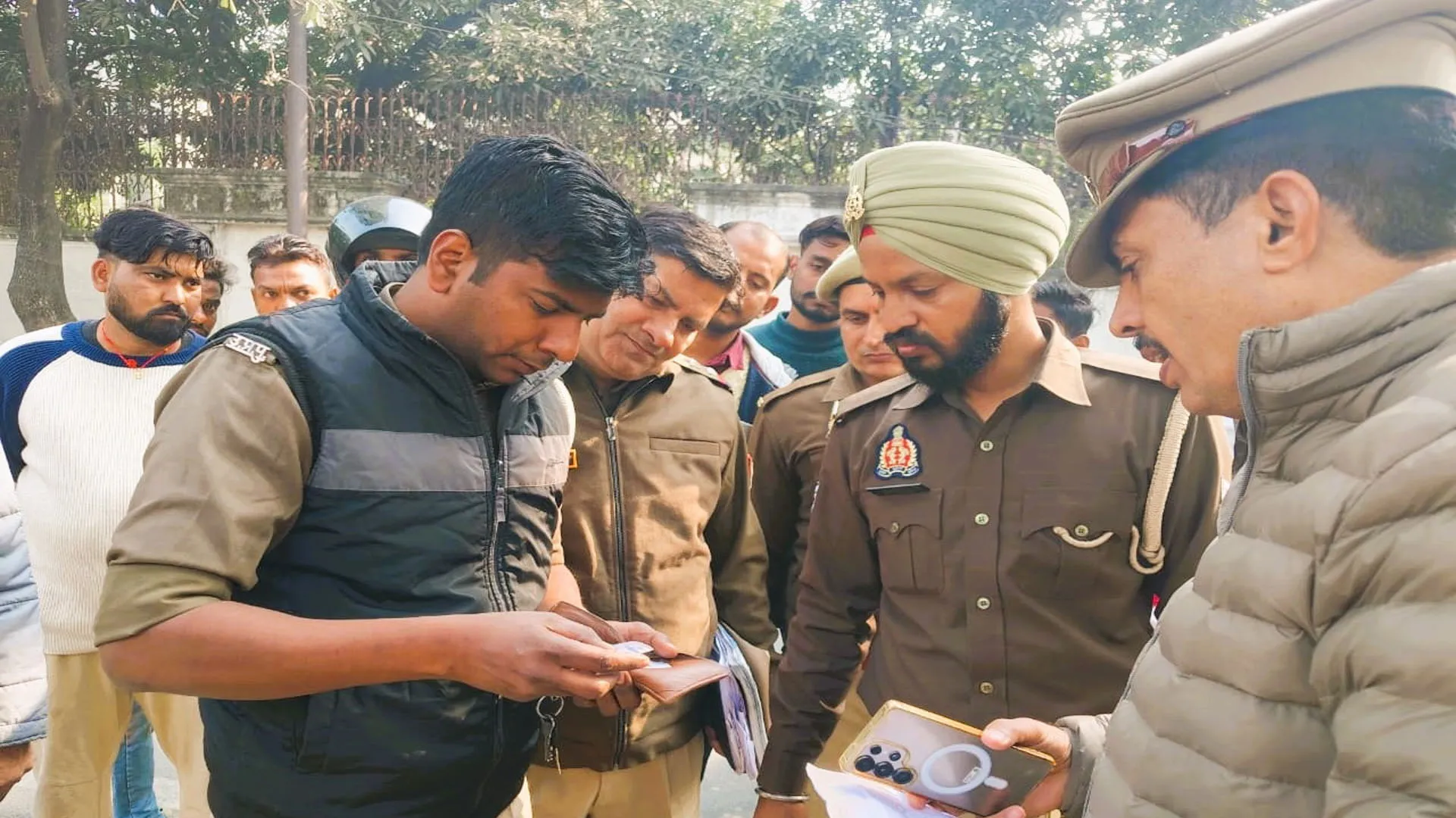 Moradabad: पेड़ों की छंटाई कर रहे मजदूर की करंट से मौत...घंटों बाद पेड़ से उतारा शव