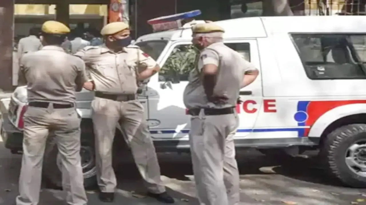 'ऑपरेशन क्लीन स्वीप' : दिल्ली पुलिस ने द्वारका में अवैध रूप से रह रहे 130 विदेशियों को भेजा वापस