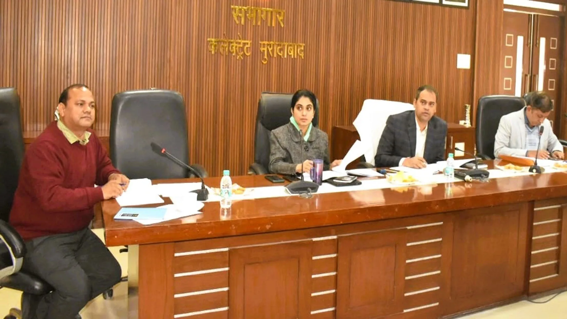 Moradabad: डीएम की अध्यक्षता में निर्माण परियोजनाओं की समीक्षा बैठक