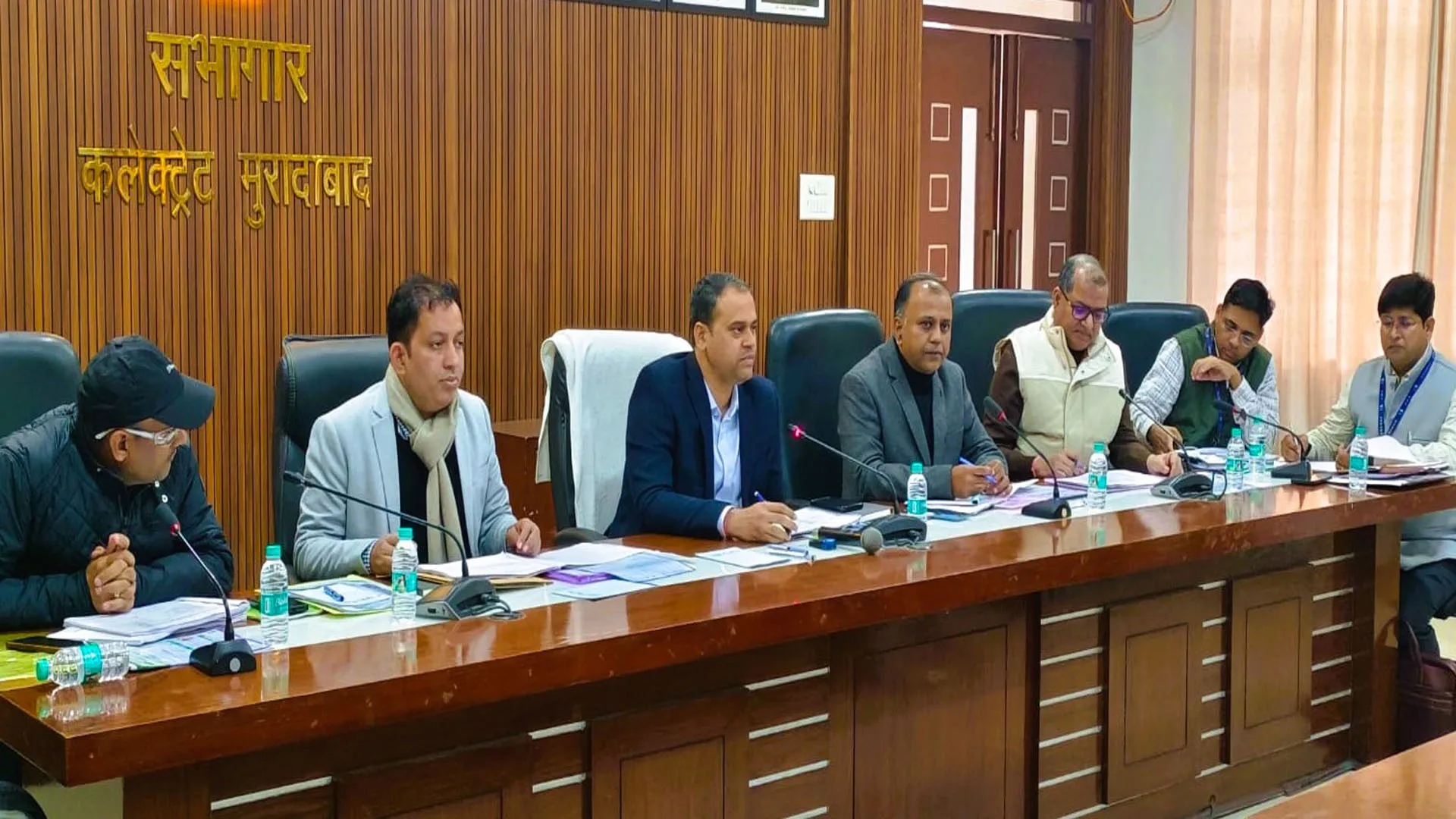 Moradabad: ऋण पत्रावलियों के निस्तारण में देरी पर जिलाधिकारी नाराज