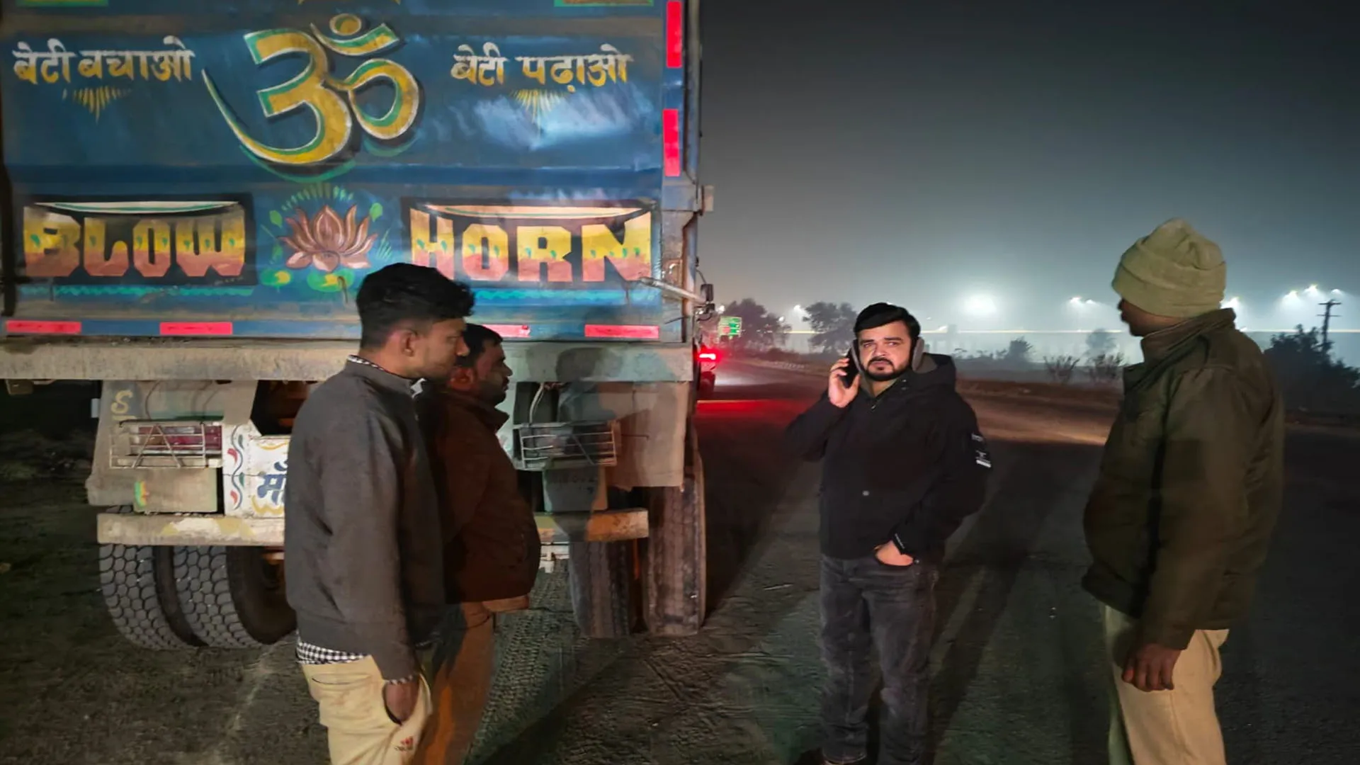 Rampur : अवैध खनन पर चाबुक...आधी रात को सड़क पर उतरे डीएम ने वाहनों को किया चेक 