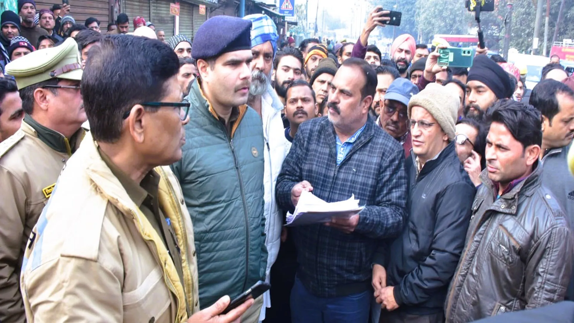 Moradabad: दुकानदारों के विरोध और विधायक के हस्तक्षेप पर रेलवे की टीम बैरंग लौटी