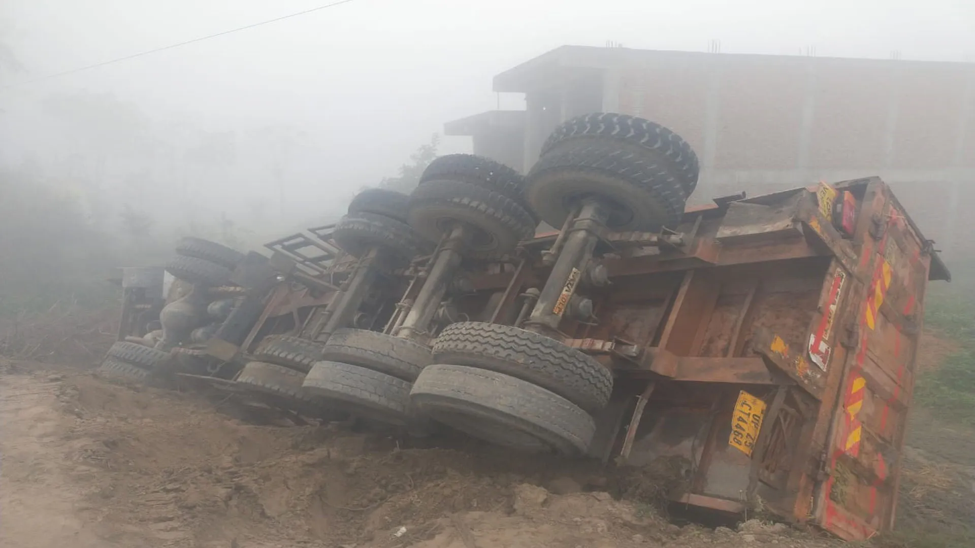 Moradabad: घने कोहरे में रेत से भरा डंपर खंदक में पलटा, चालक घायल
