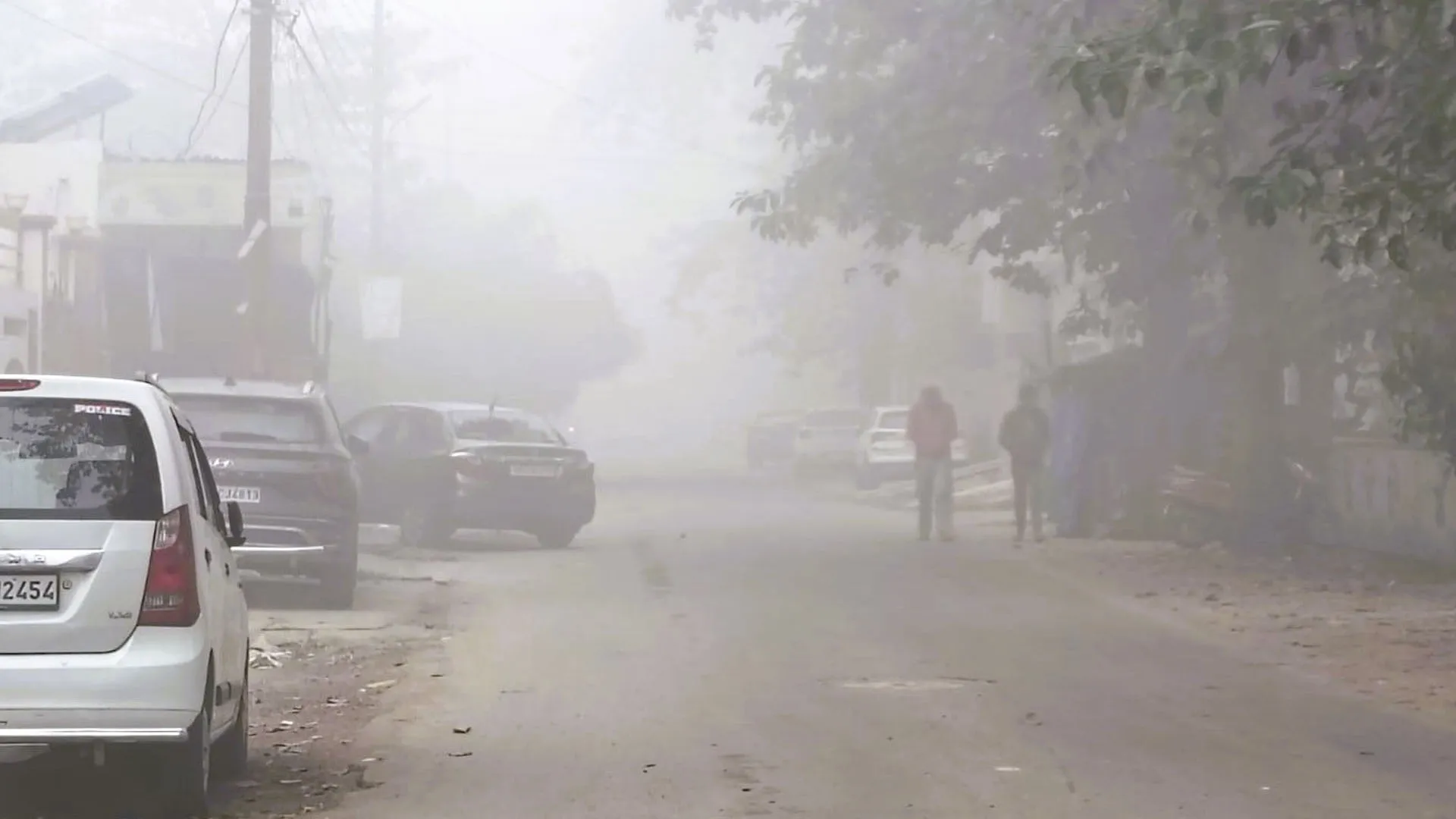 Moradabad: घने कोहरे की चादर ने थामी वाहनों की रफ्तार, गलन बढ़ी