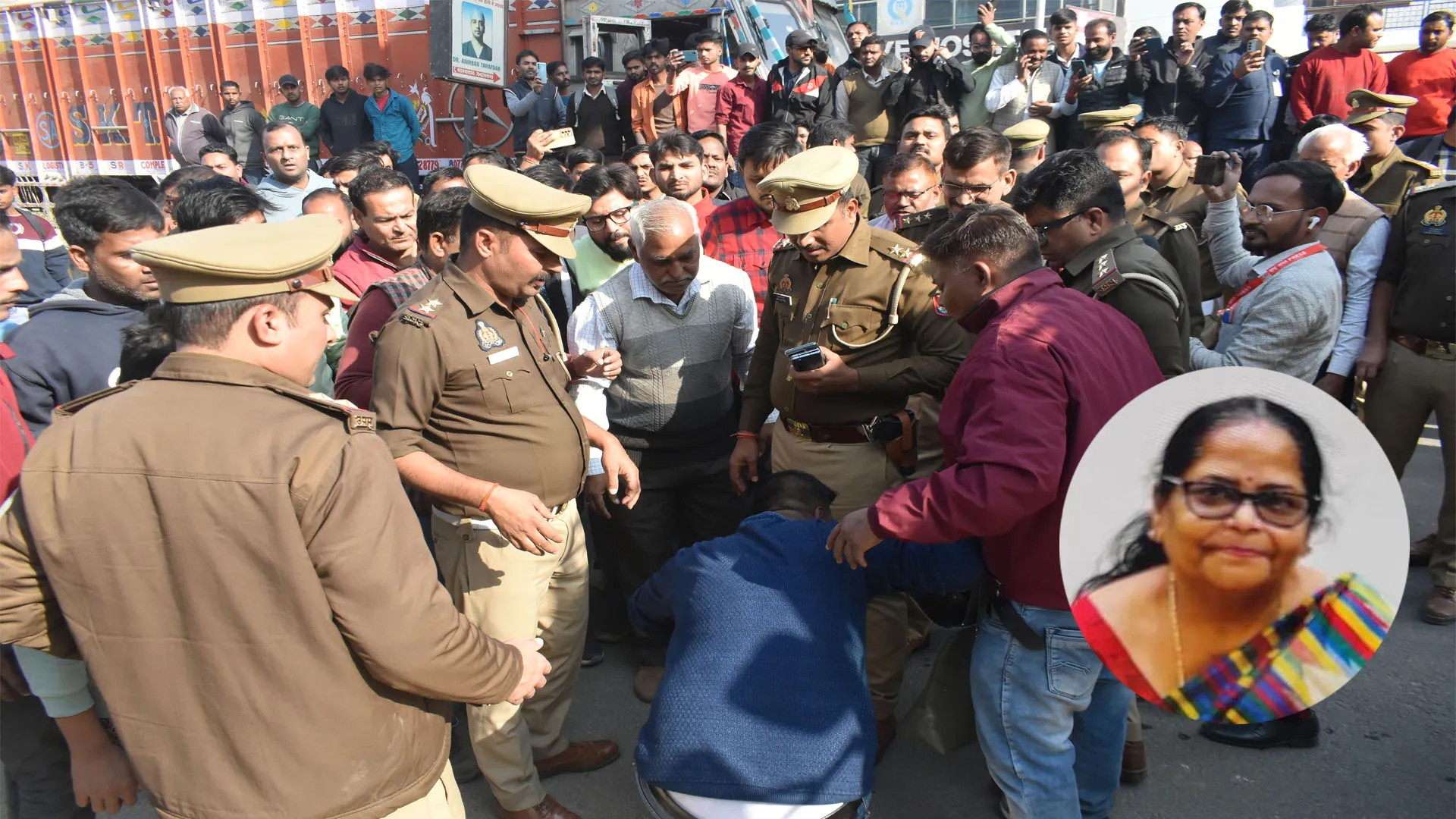 Bareilly : नो एंट्री में घुसे ट्रक ने स्कूटी सवार दंपती को रौंदा, महिला की मौत