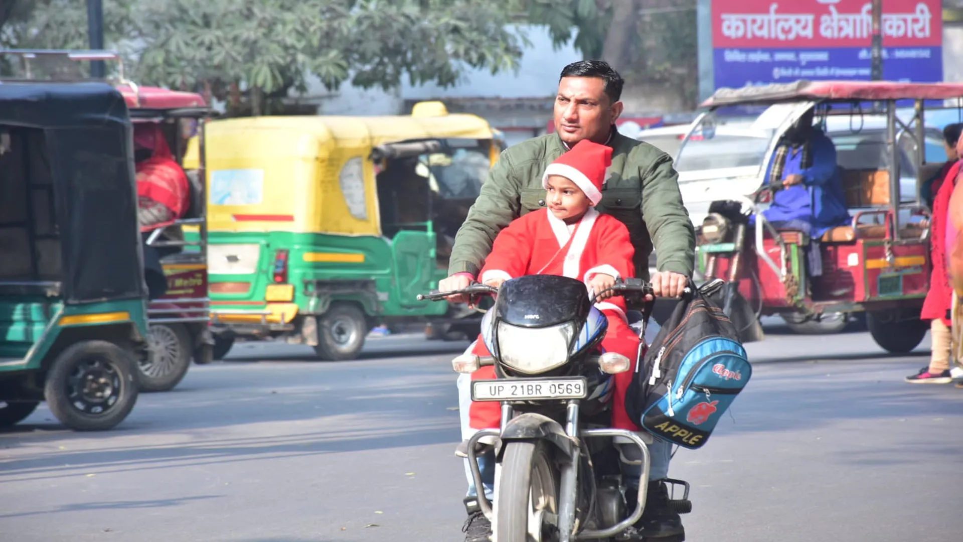 Moradabad: सुबह कोहरे से बढ़ी गलन, धूप निकलने पर मिली राहत, दिन ढलते ही फिर लौटी ठिठुरन 