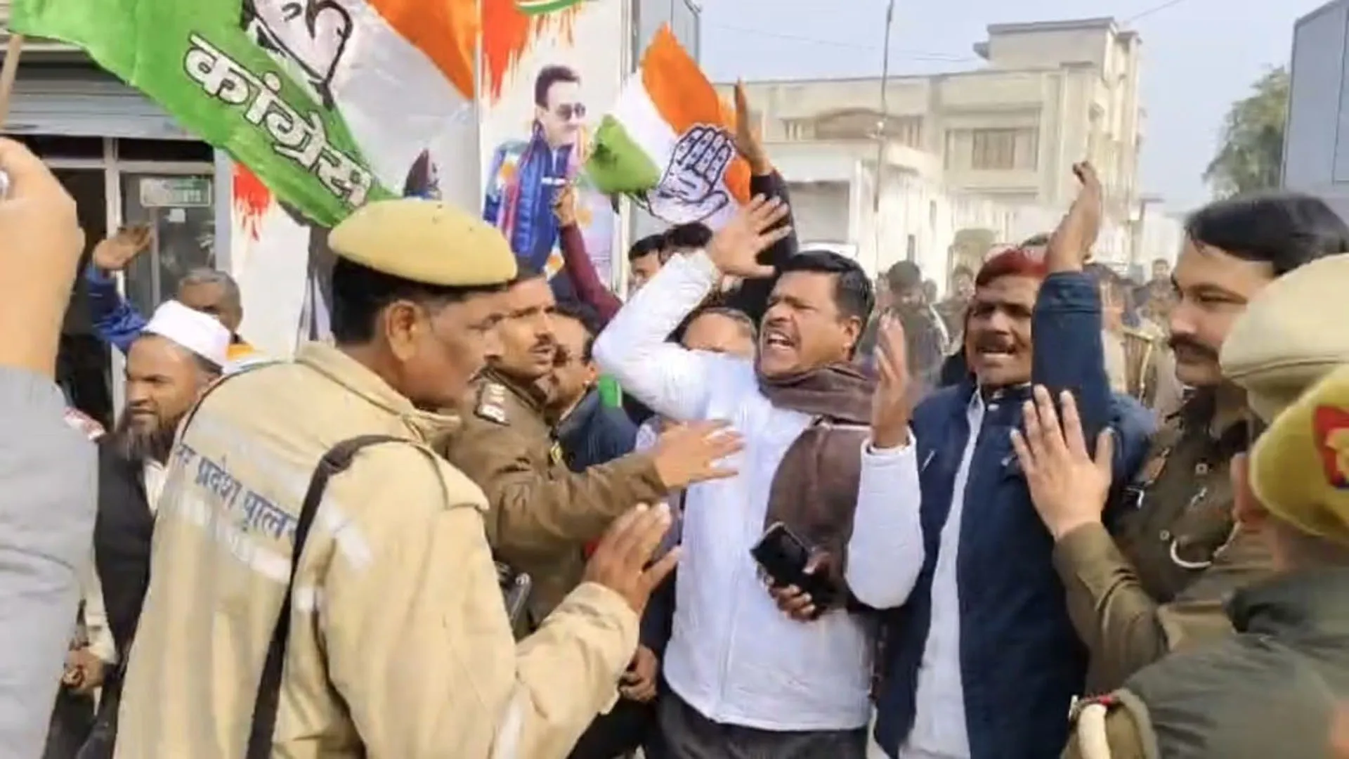 UP: भाजपा कार्यालय घेरने निकले कांग्रेसियों को रोका, पुलिस से नोकझोंक