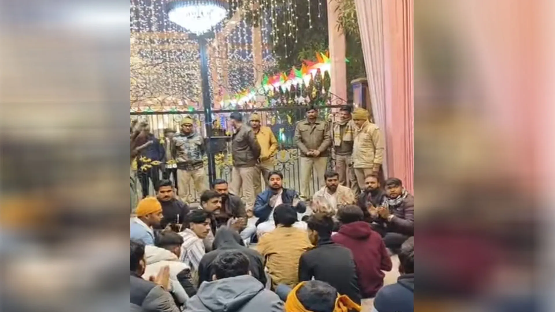 Bareilly : बजरंग दल ने चर्च के बाहर बैठकर पढ़ी हनुमान चालीसा, नारेबाजी भी की