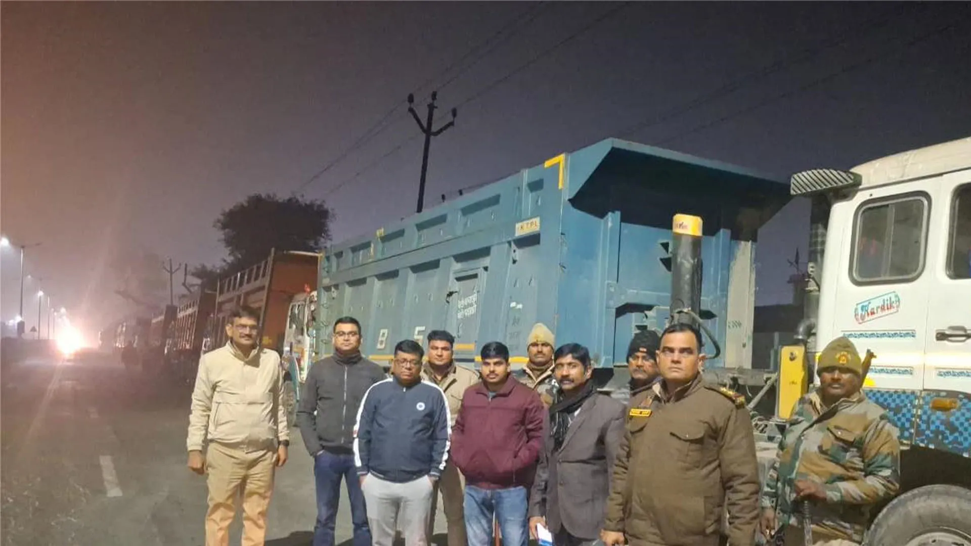 Bareilly: टैक्स चोरी कर उत्तराखंड से रेता-बजरी ला रहे 23 ट्रक सीज