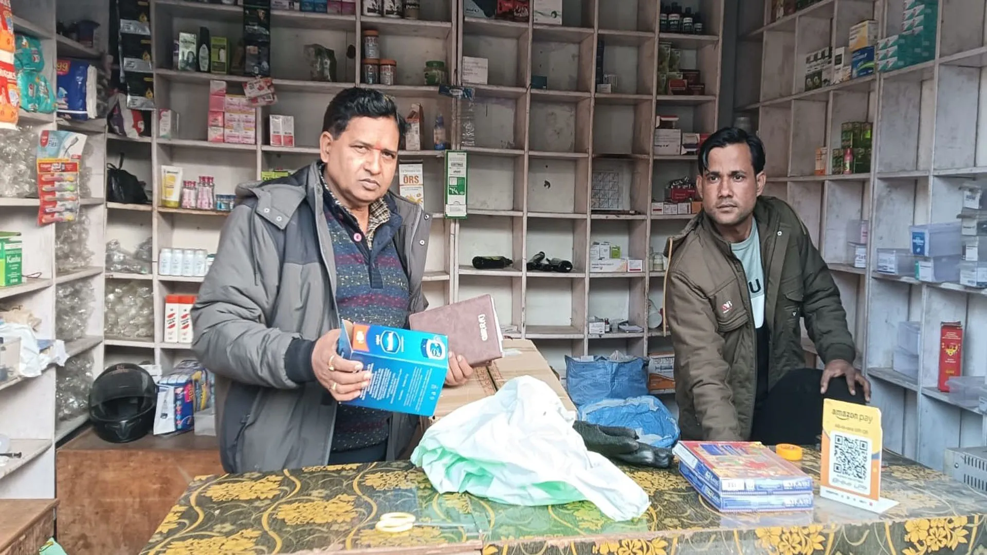 बदायूं: ड्रग्स इंस्पेक्टर ने पकड़ा अवैध मेडिकल स्टोर, दवाइयां की जब्त