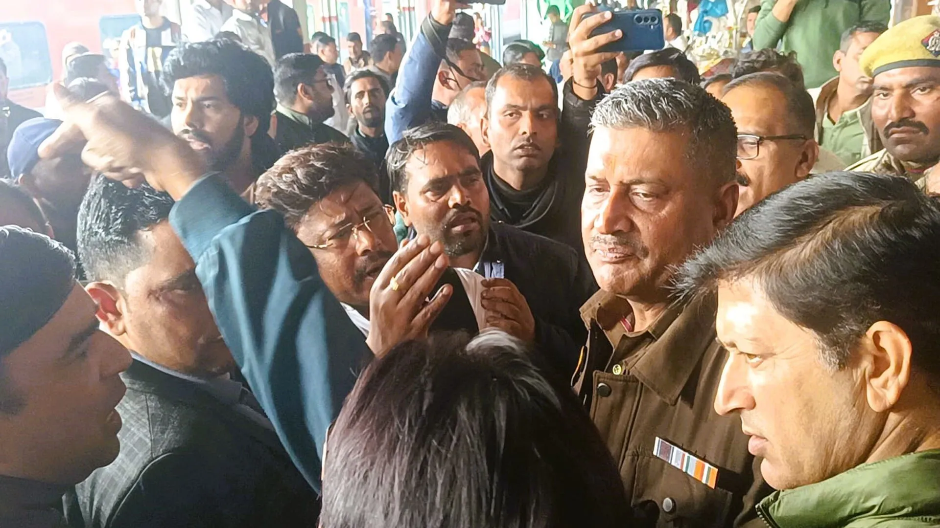 Moradabad: रेलवे स्टेशन पर मुख्य निरीक्षक से मारपीट...आक्रोशित कर्मियों ने घेरा जीआरपी थाना