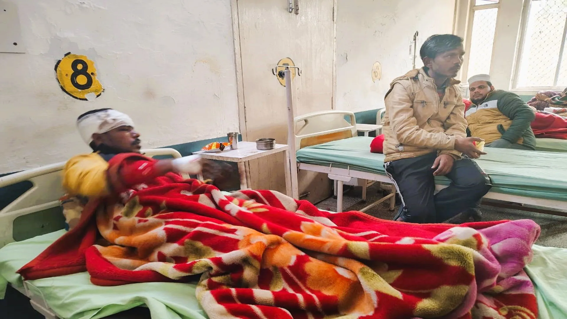 Moradabad: जिला अस्पताल में हल्के कंबलों में ठिठुर रहे मरीज...घर से मंगा रहे दूसरे कंबल