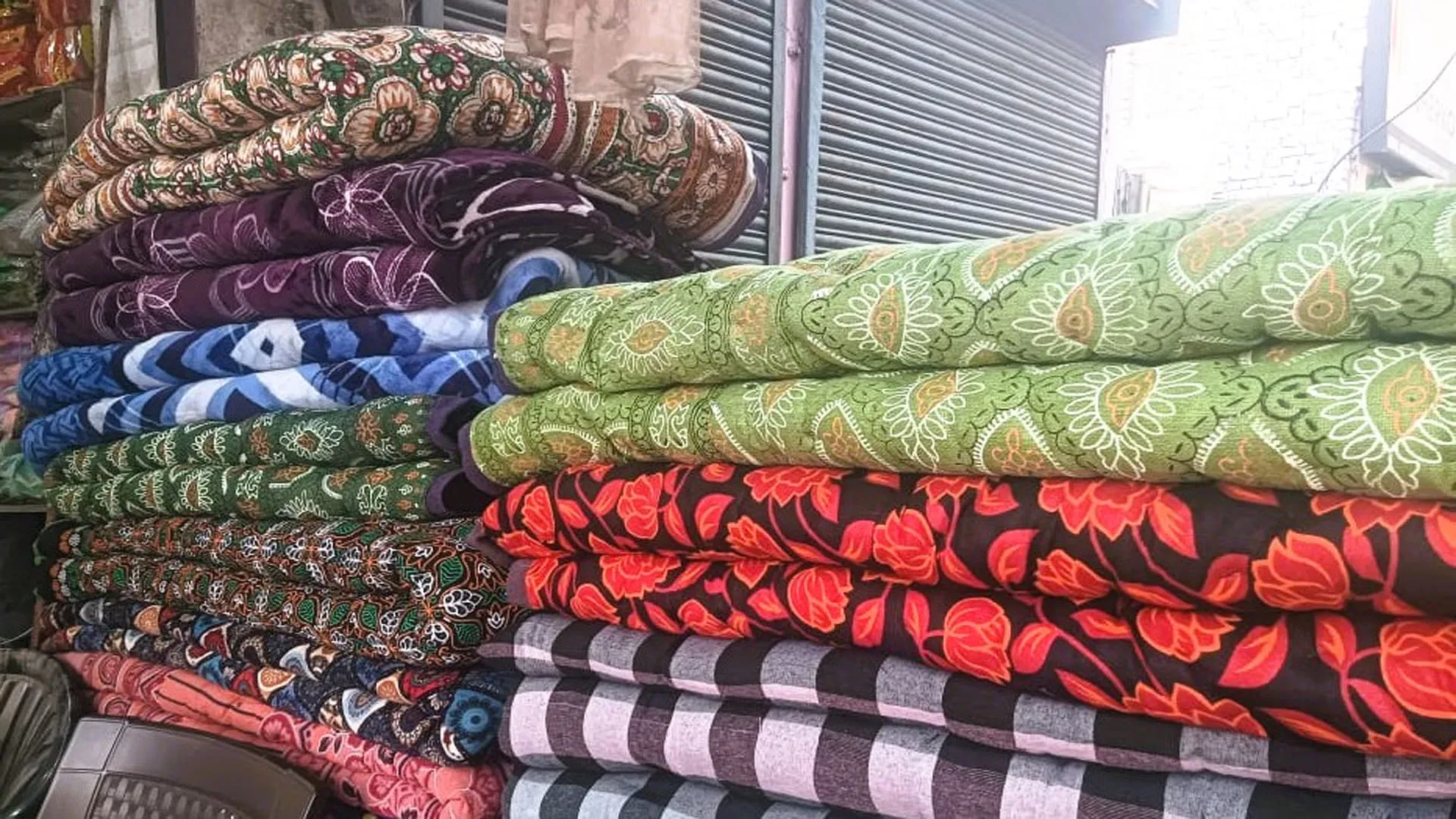 Moradabad: इस सर्दी बढ़ रहा जयपुरिया, लुधियाना और कश्मीरी कंबलों का क्रेज