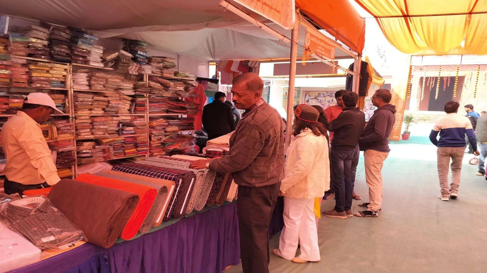 खादी उत्पाद प्रदर्शनी: सात दिन में 1.25 करोड़ का कारोबार...खादी उत्पादों की चमक से खिले कारोबारियों के चेहरे
