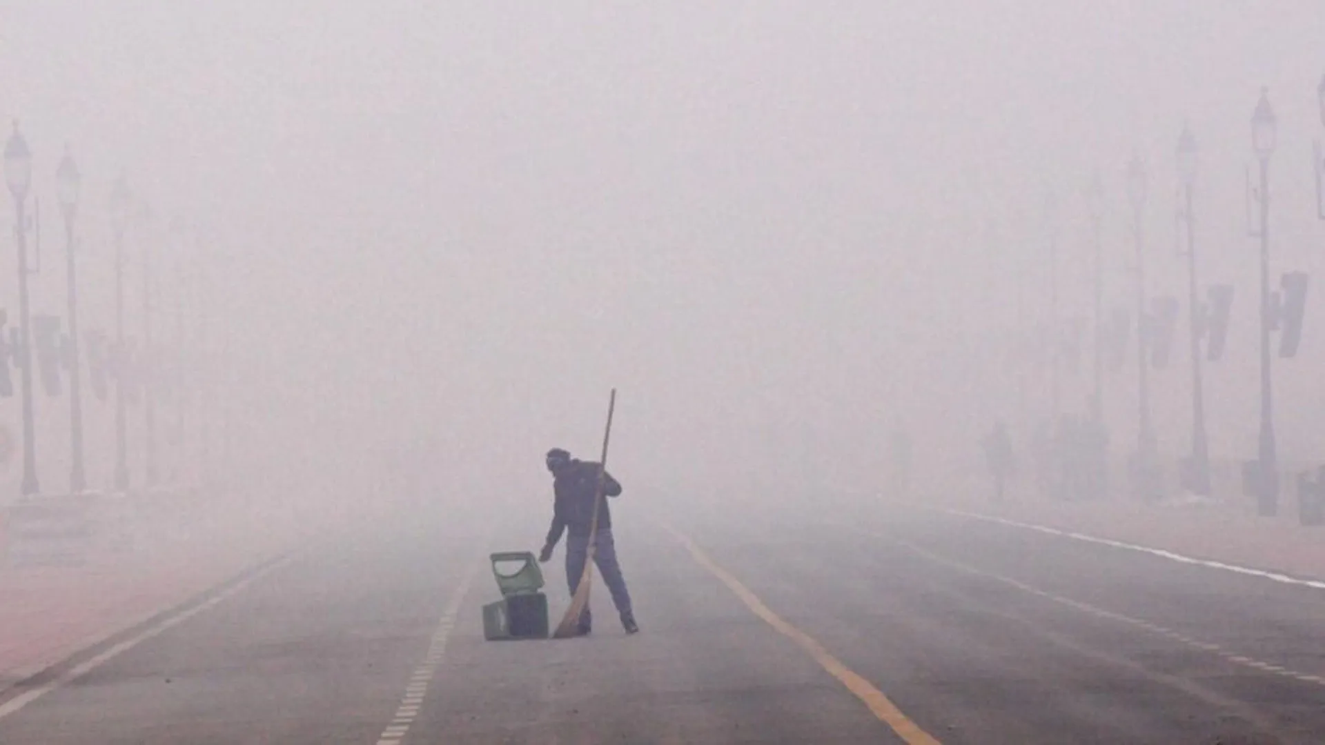 Moradabad: कोहरे के चलते धूल के कण वायुमंडल में छाए, बढ़ा प्रदूषण