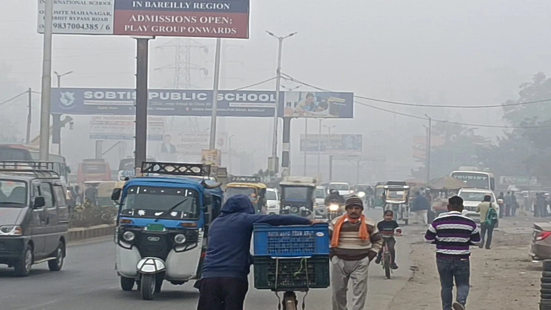 Bareilly : घने कोहरे से दृश्यता हुई शून्य...अलीगढ़ के बाद सबसे ठंडा रहा दिन