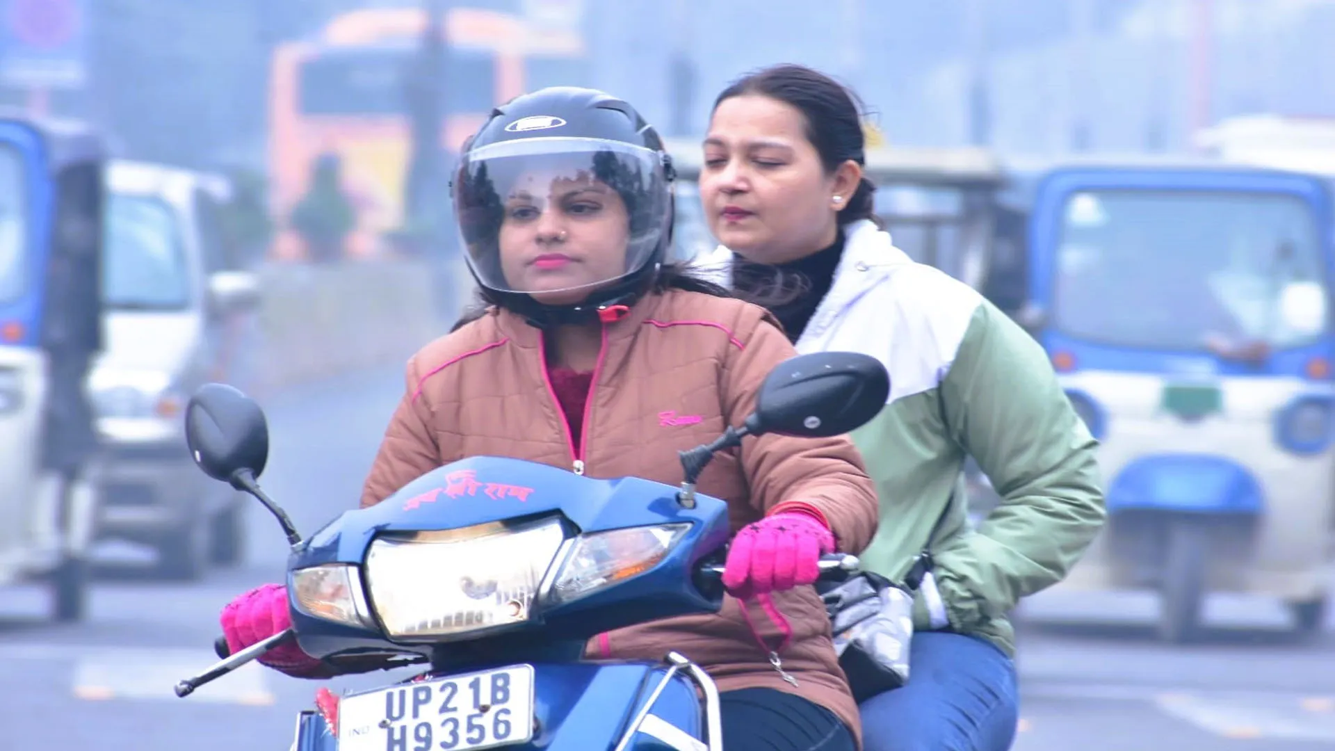 Moradabad: कोहरे के कारण थमी वाहनों की रफ्तार, एक घंटे में तय हुआ 25 मिनट का सफर