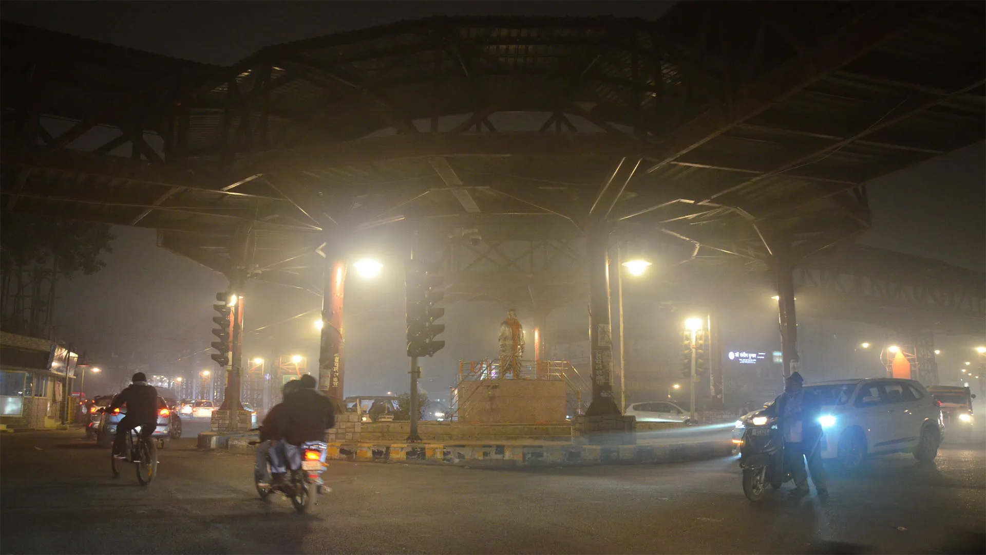 Bareilly: कुछ देर की राहत के बाद फिर छायी घने कोहरे की चादर