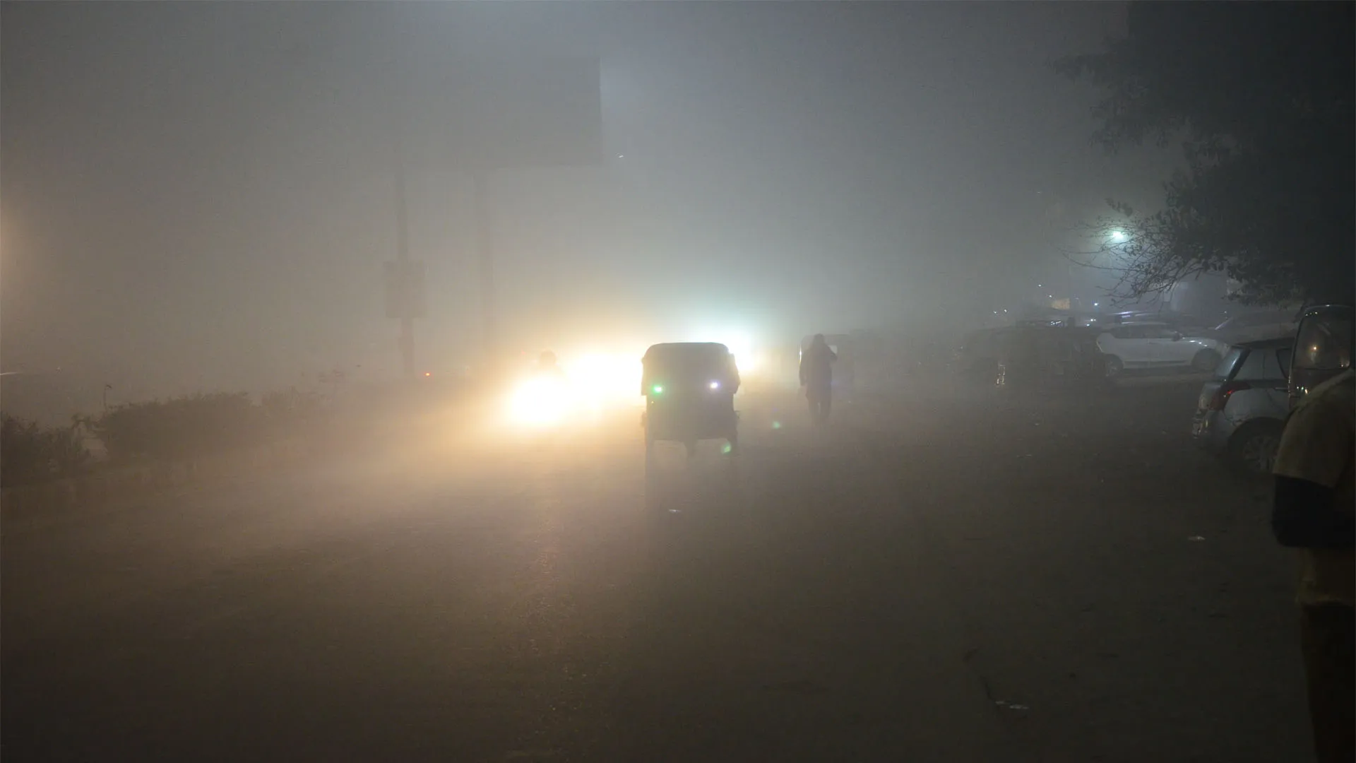 Bareilly : कोहरे से दृश्यता शून्य, दिसंबर में राहत नहीं, हल्की धूप खिली लेकिन फिर छाया कोहरा 