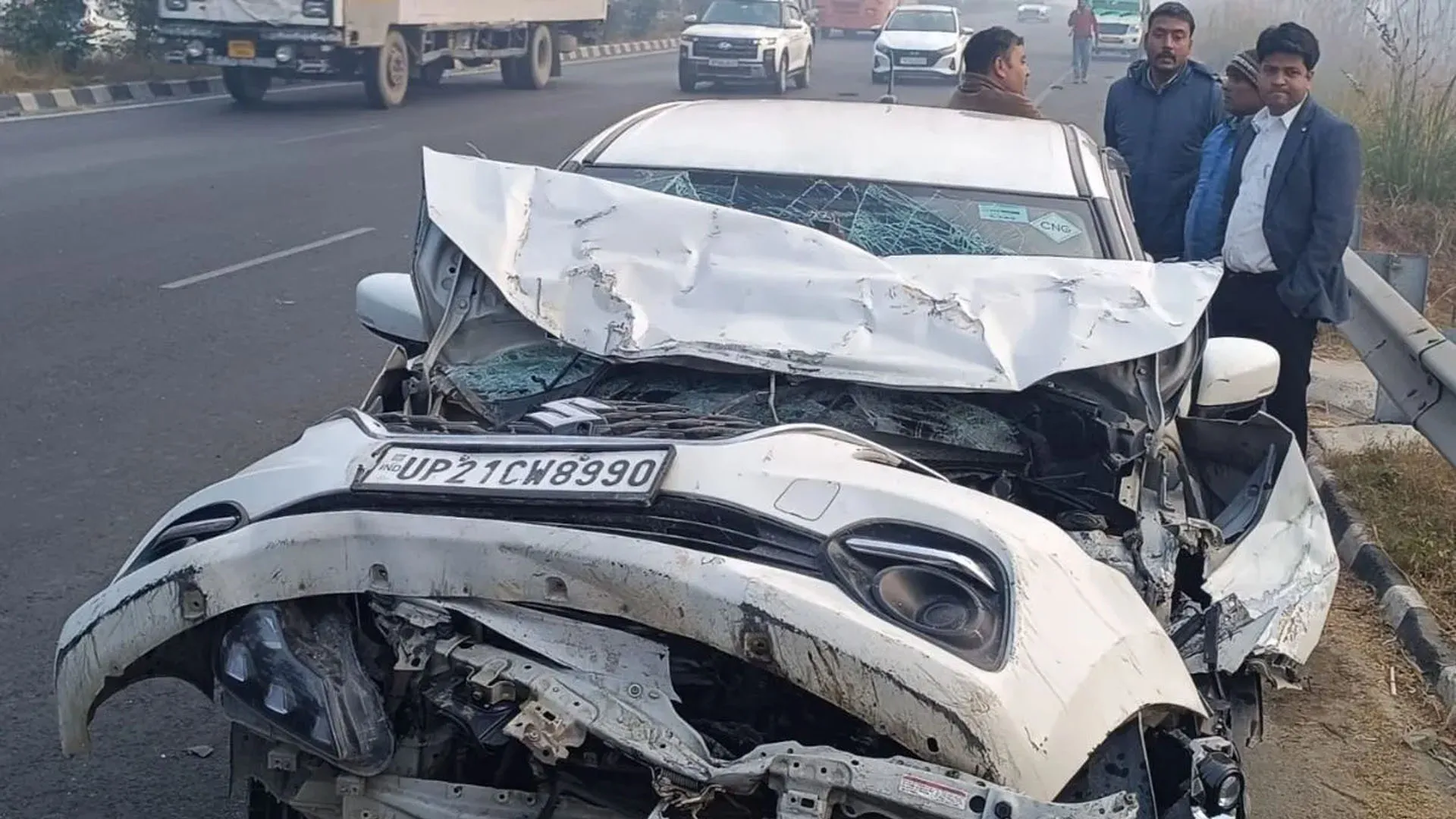 UP: कोहरे में 14 वाहन टकराए, युवक की मौत, 10 लोग घायल