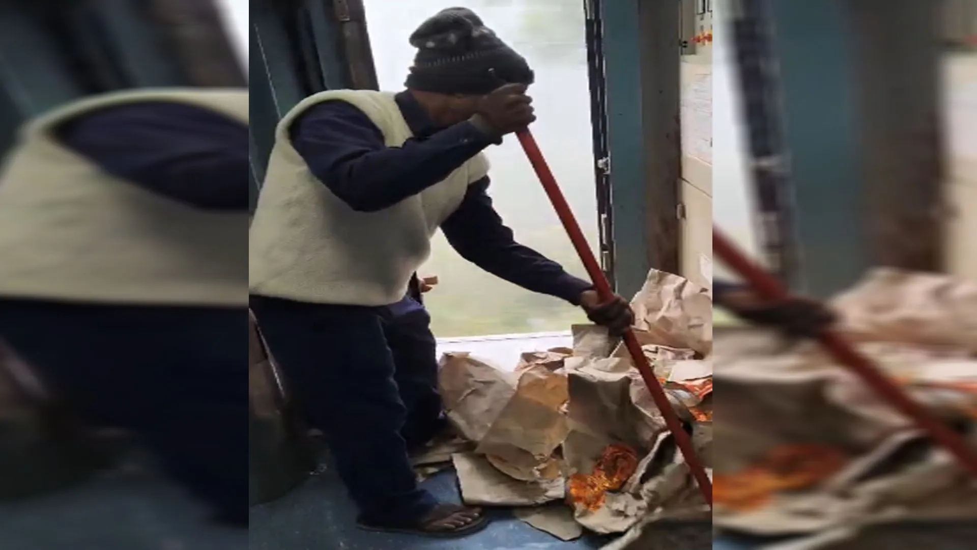 Bareilly: चलती ट्रेन से कर्मी ने कूड़ा बाहर फेंका...राप्ती गंगा एक्सप्रेस का वीडियो वायरल