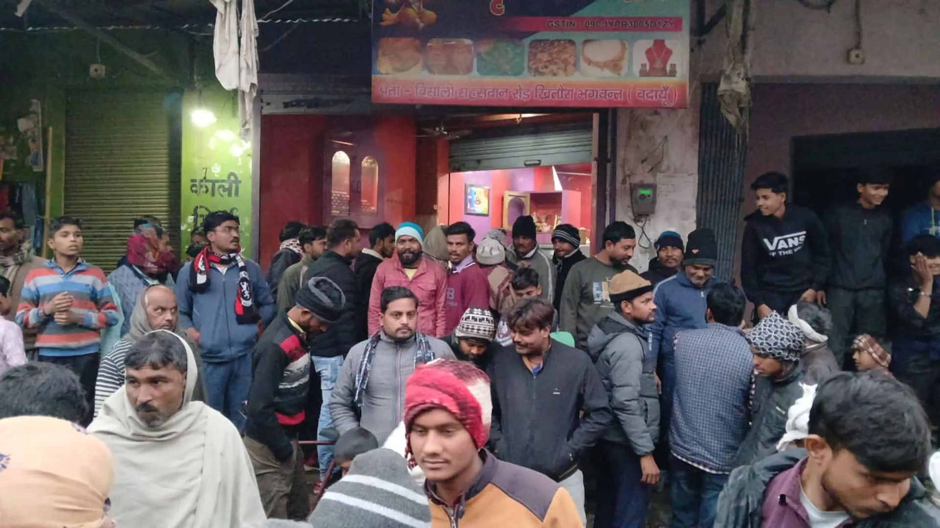 UP : सराफ से लूट करके भाग रहे बदमाशों को भीड़ ने दबोचा, वारदात से व्यापारियों में आक्रोश