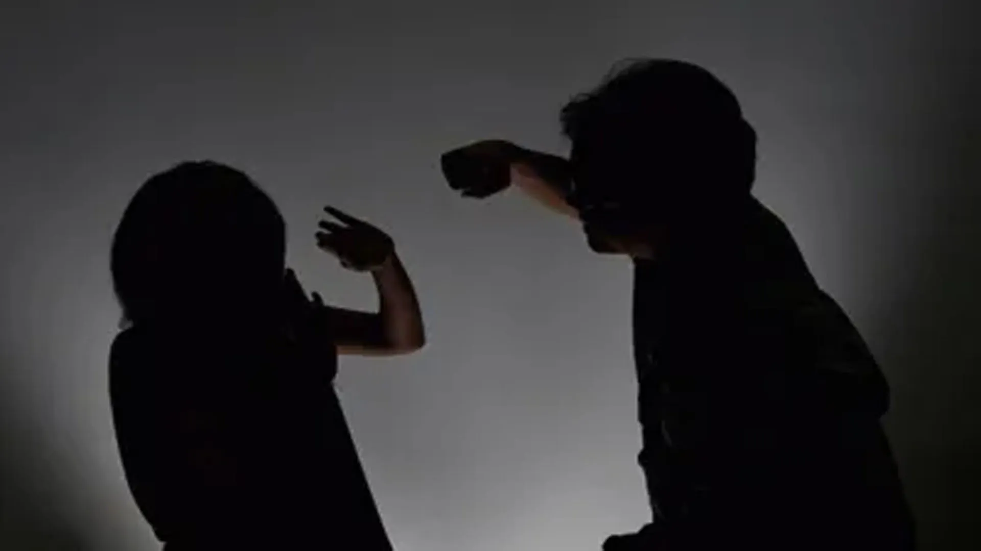 रामपुर: प्रशासनिक अधिकारी आवास पर रसोइया ने पत्नी को पीटकर घर से भगाया