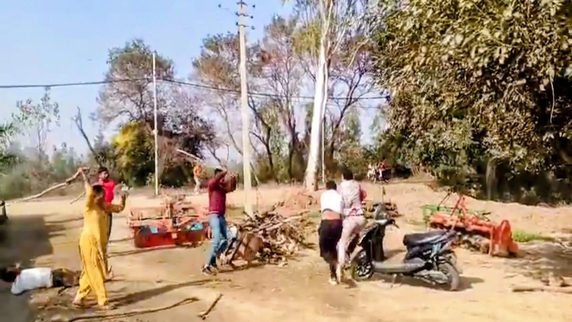 Moradabad : रास्ता रोककर परिवार पर किया हमला...मारपीट का वीडियो हुआ वायरल