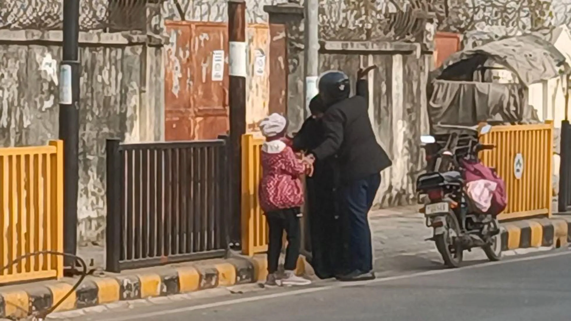 Moradabad: बीच सड़क महिला व मासूम बच्ची से मारपीट, वायरल वीडियो से मचा हड़कंप