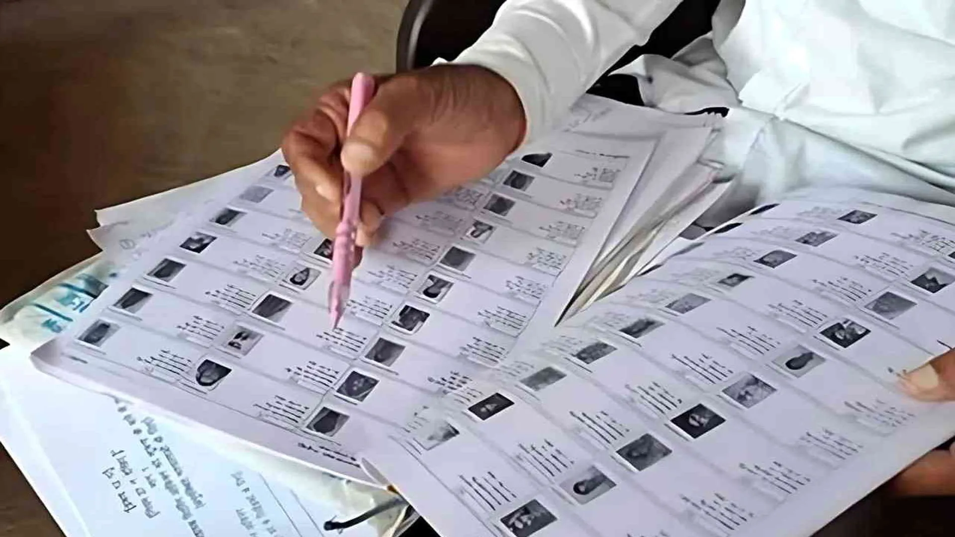 Moradabad: गांव में बने फर्जी वोटों से मचा हड़कंप, ग्रामीण अधिकारियों से करेंगे शिकायत