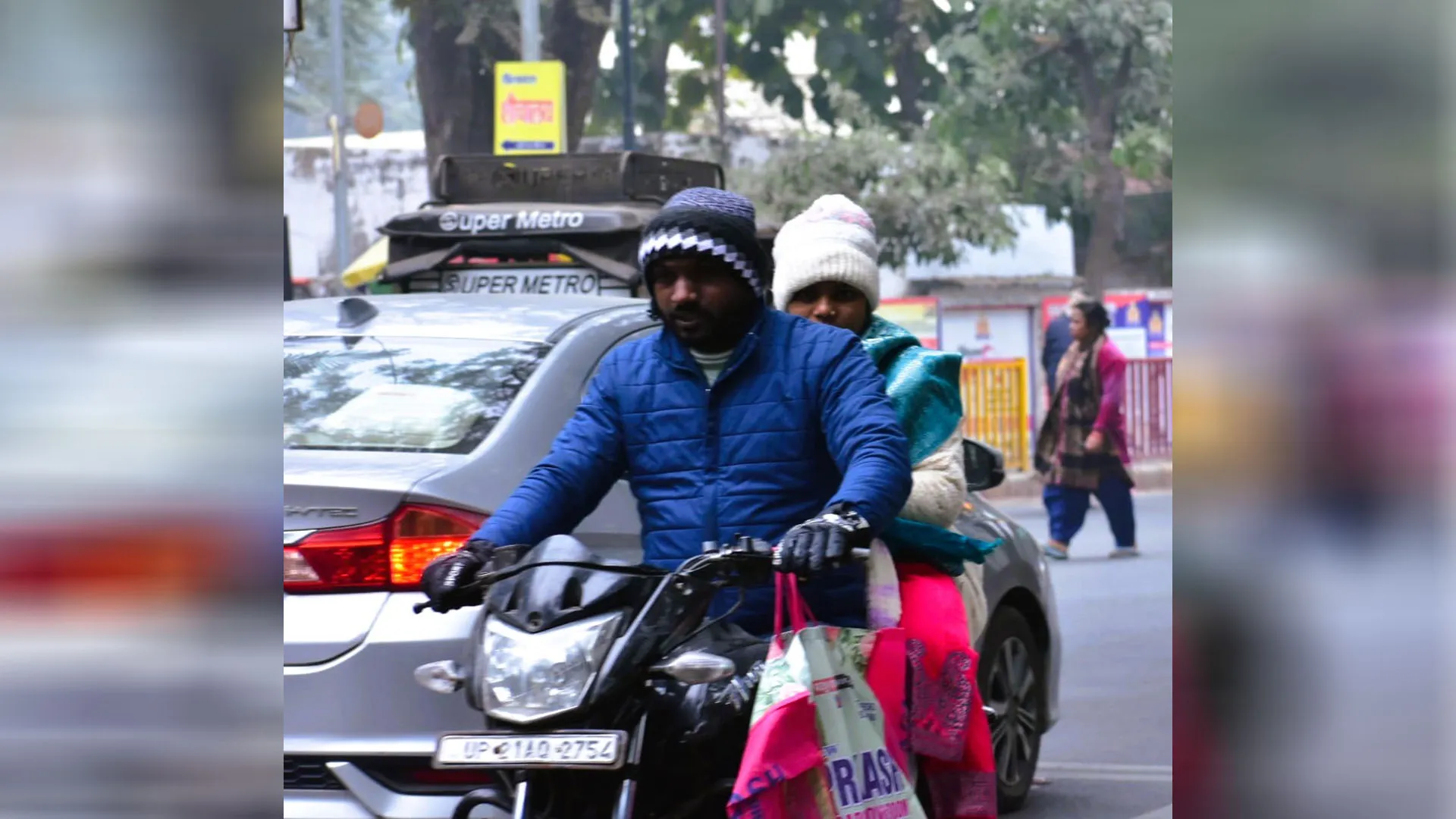 Moradabad: बादलों की ओट में छिपे सूर्यदेव, ठंडी हवा से बढ़ी गलन