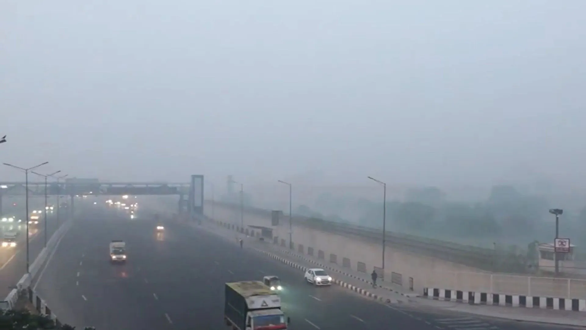 Moradabad: सुबह घना कोहरा, दिन में धूप और शाम को ठिठुरन