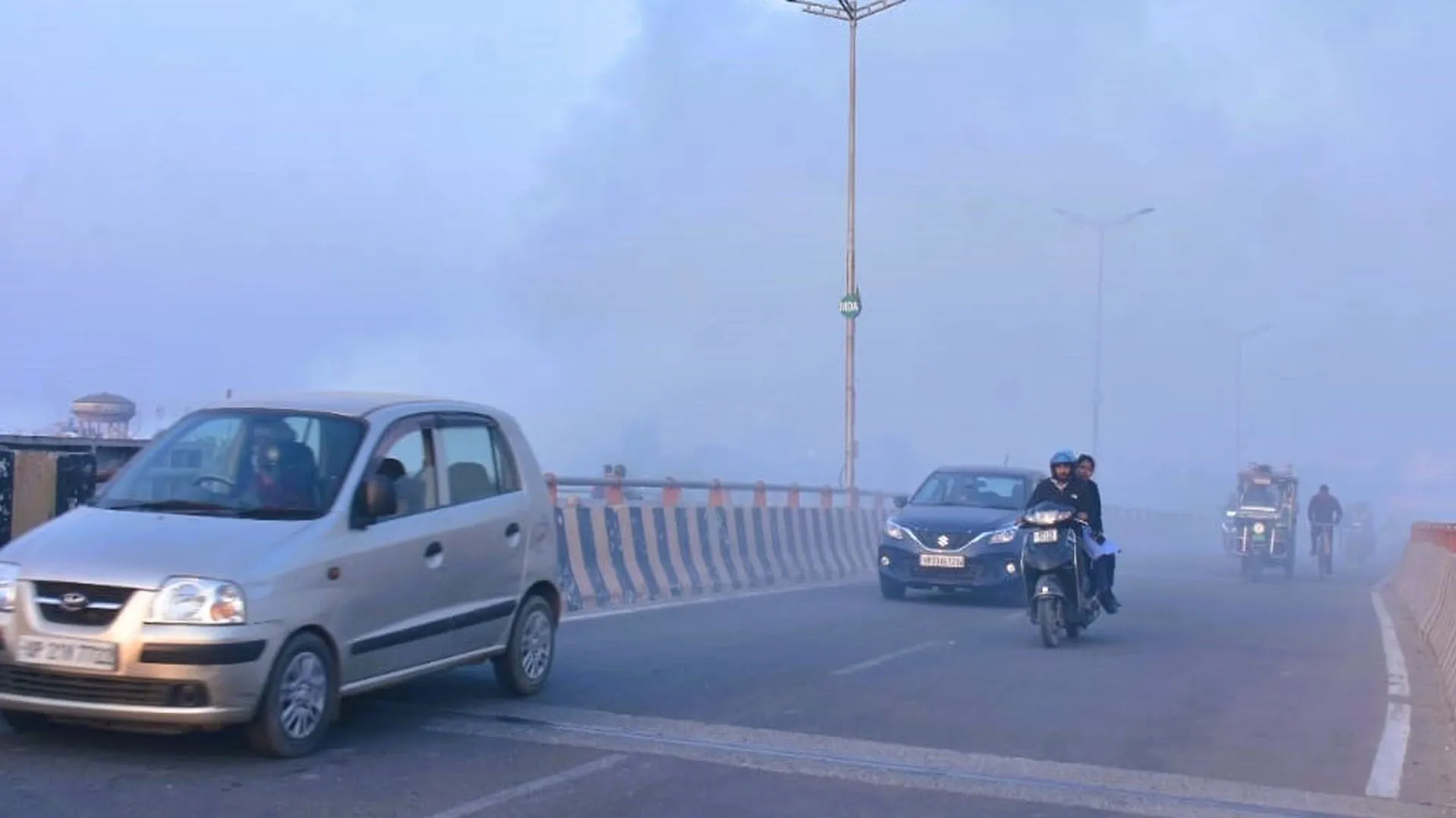 Moradabad: कोहरे से ढकी रही सुबह, धूप निकली तो मिली राहत...कम  दृश्यता के चलते रेंगे वाहन